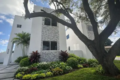 538 NW 17th Ave, Fort Lauderdale: photo 1 of 11