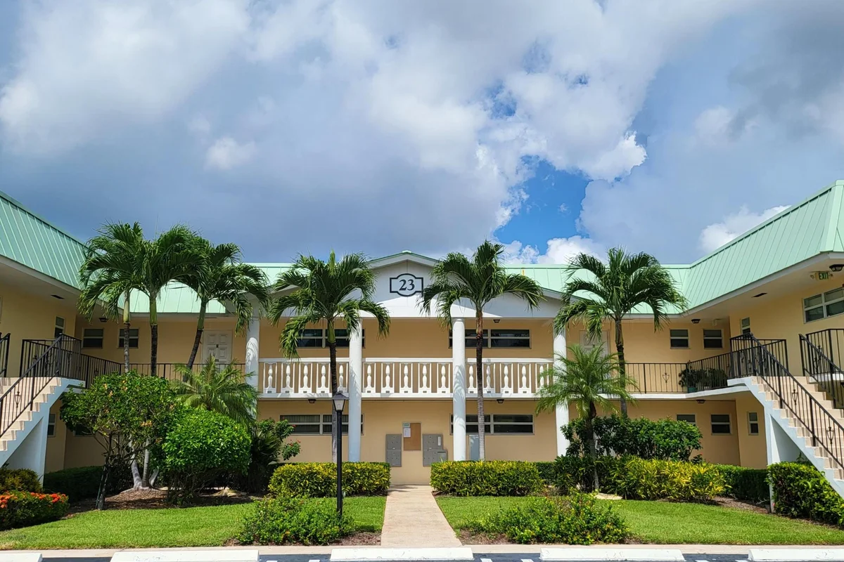 23 Colonial Club Dr #200, Boynton Beach: photo 1 of 18