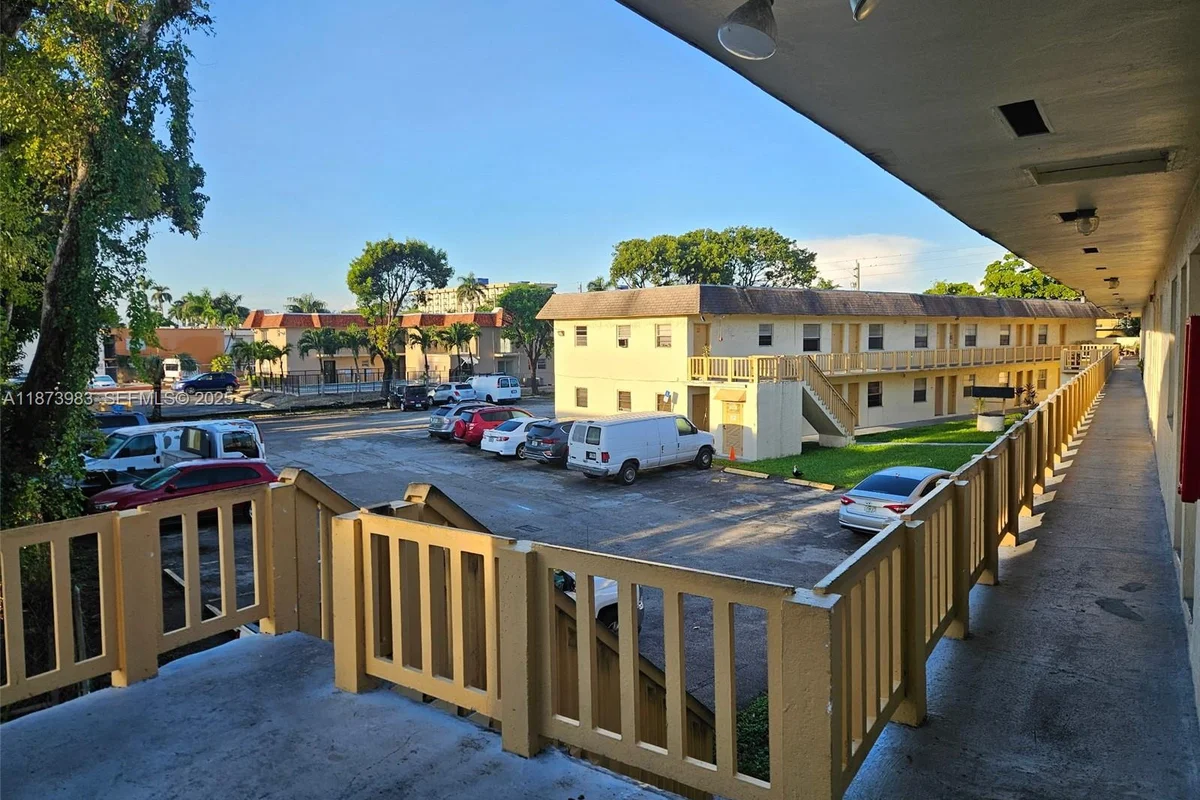 1077 NW 45th Ave, Miami: photo 1 of 1
