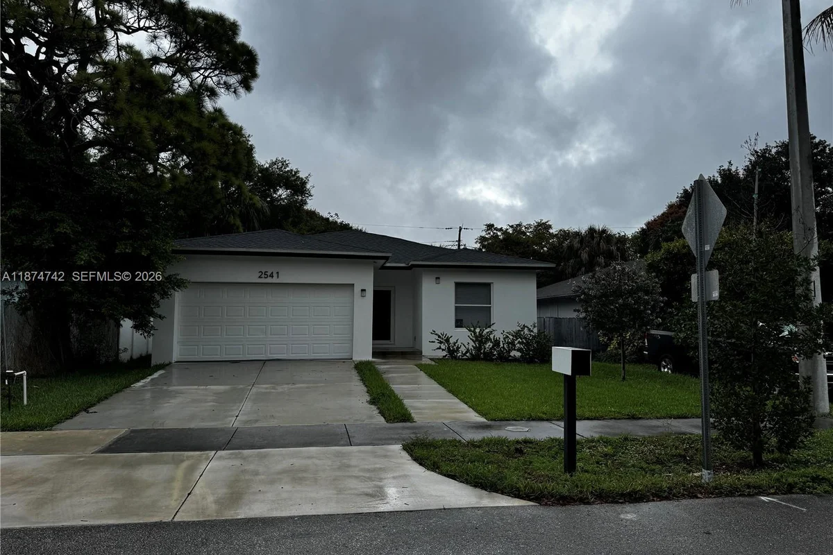 2541 NW 9th St, Fort Lauderdale: photo 1 of 16