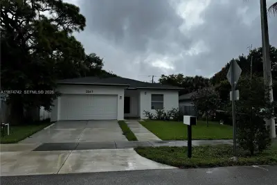 2541 NW 9th St, Fort Lauderdale: photo 1 of 16