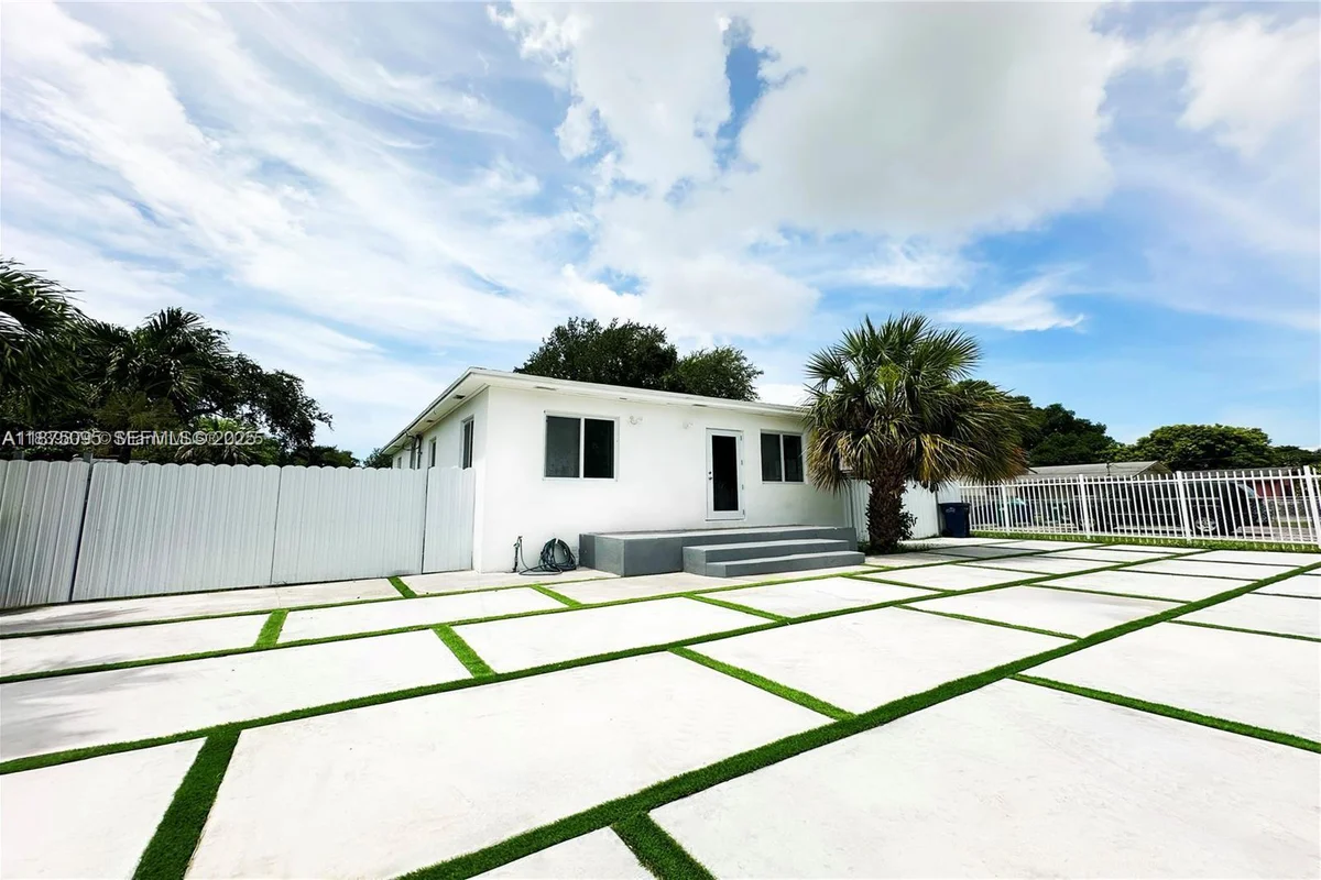 2740 NW 49th St, Miami: photo 1 of 7