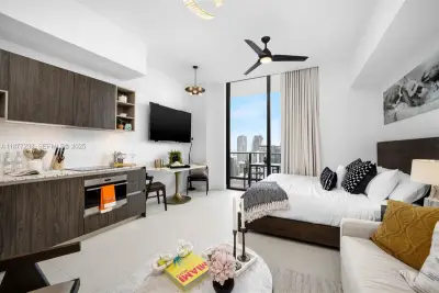 159 NE 6th St #5112, Miami: photo 1 of 21