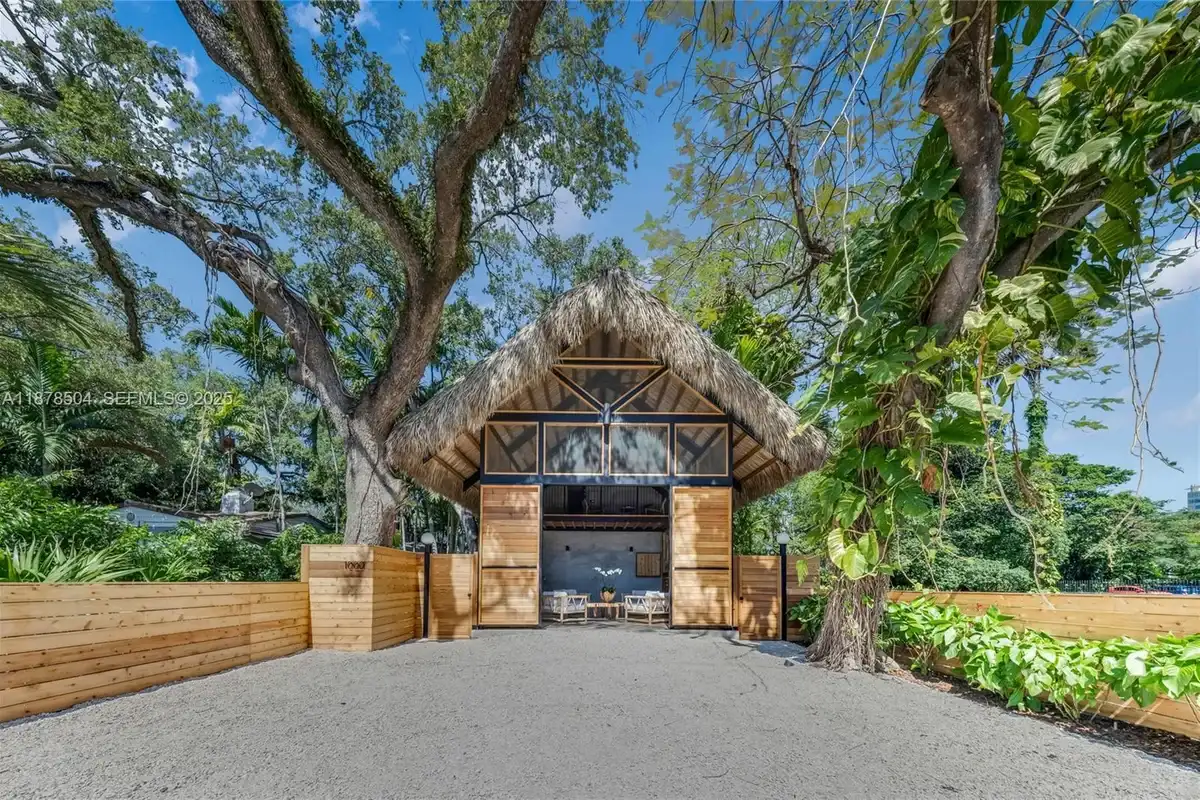 1000 NW 9th Ct, Miami: photo 1 of 52