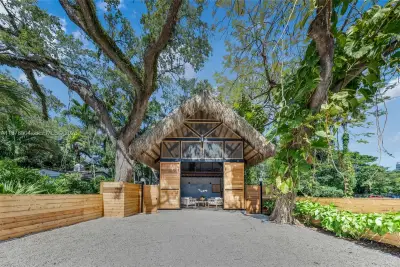 1000 NW 9th Ct, Miami: photo 1 of 52