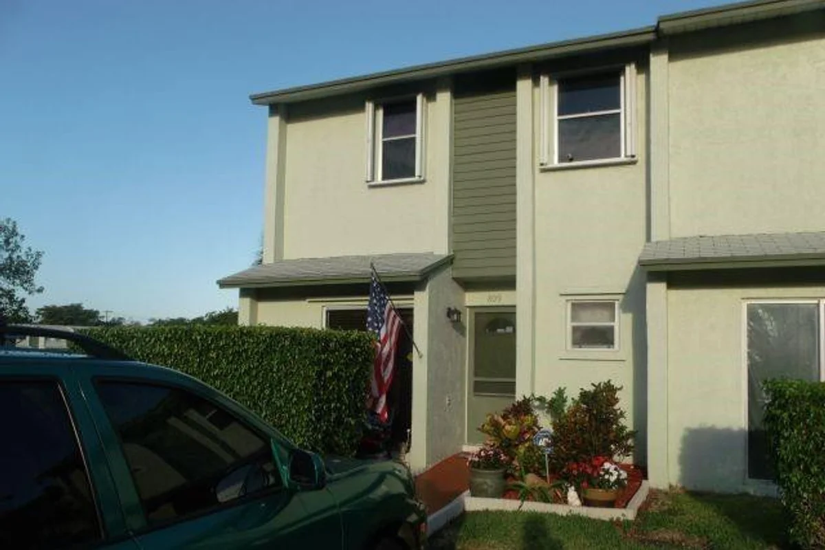 809 Crystal Lake Dr, Deerfield Beach: photo 1 of 17