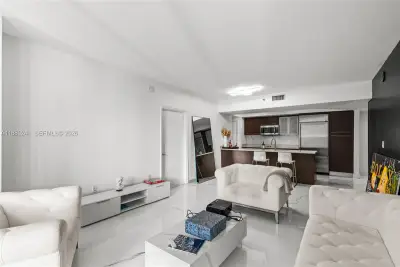 55 SE 6th St #1203, Miami: photo 1 of 15