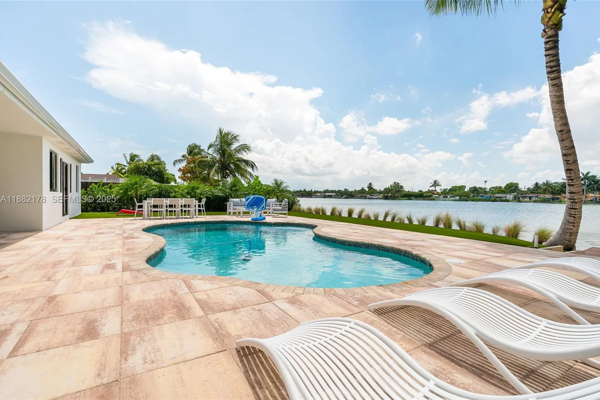 21230 NE 25th Ct, Miami: photo 1 of 56