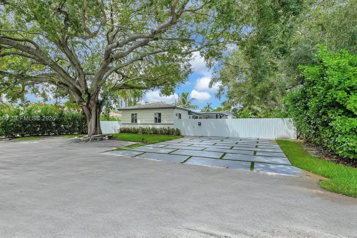 11102 NE 9th Ct, Biscayne Park: photo 1 of 9