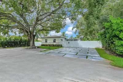 11102 NE 9th Ct, Biscayne Park: photo 1 of 9