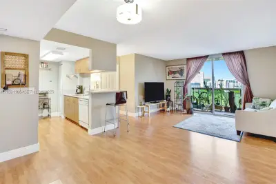 816 NW 11th St #905, Miami: photo 1 of 14
