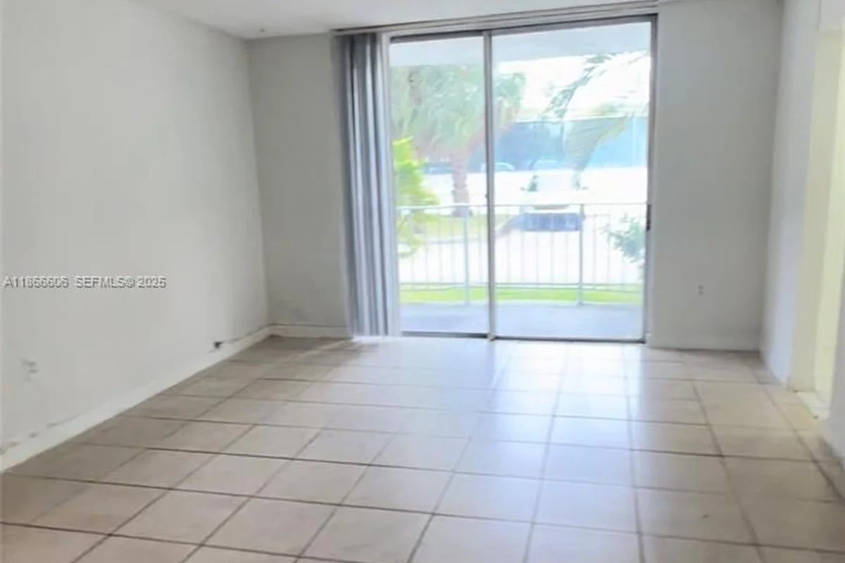 498 NW 165th St Rd #D-101, Miami: photo 1 of 8