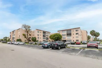 2840 Somerset Dr #403, Lauderdale Lakes: photo 1 of 31