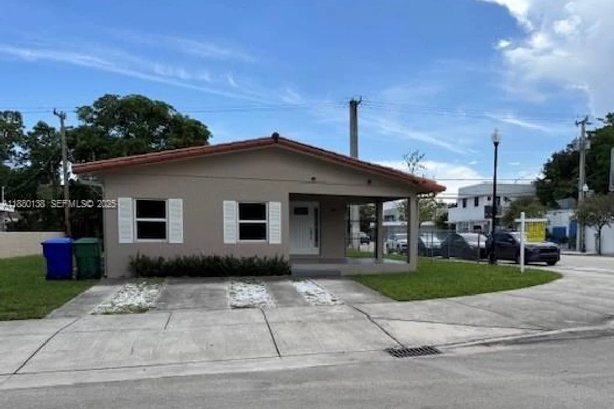 200 NE 44th St, Miami: photo 1 of 12