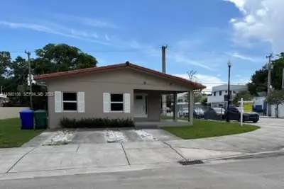 200 NE 44th St, Miami: photo 1 of 12