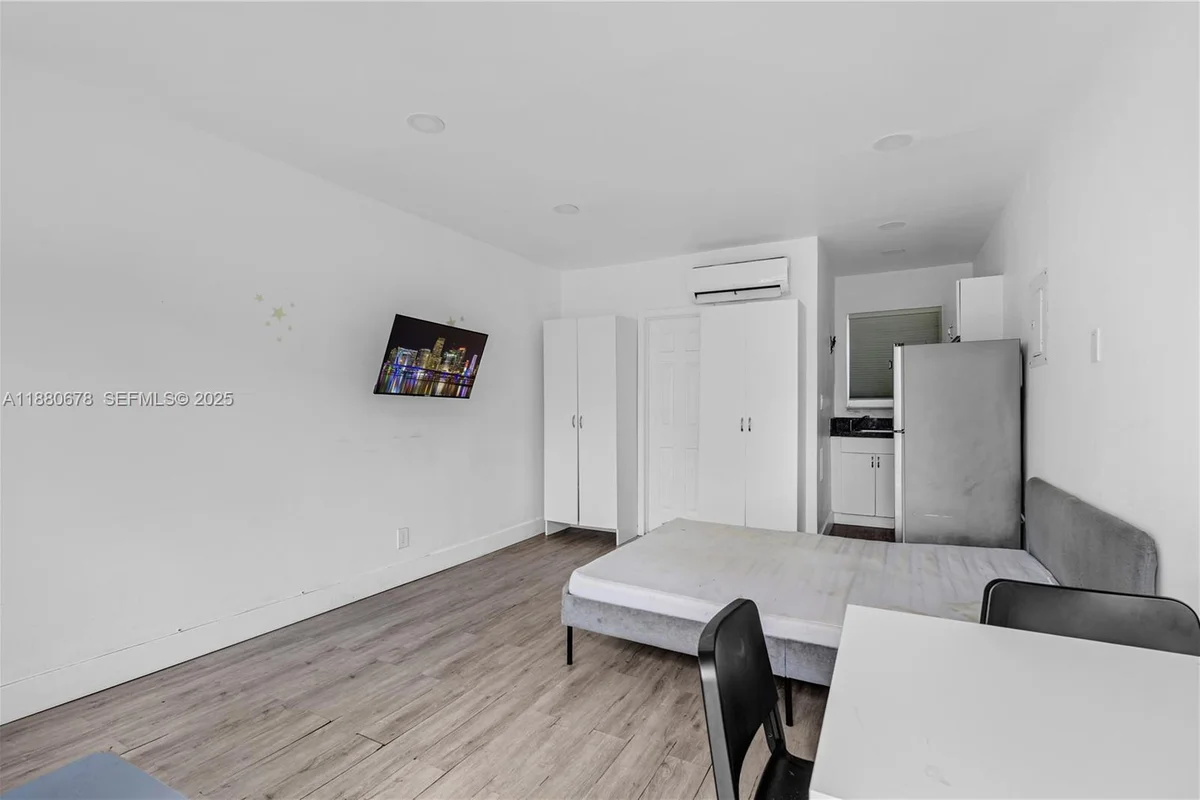 110 NW 9th Ave #3, Miami: photo 1 of 10