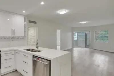 18720 NE 18th Ave #116, Miami: photo 1 of 8