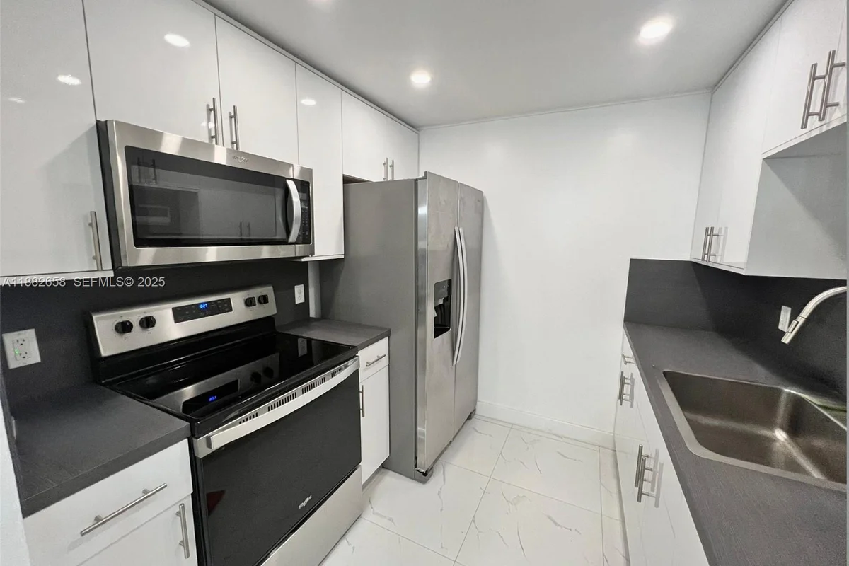 200 SW 132nd Way #203L, Pembroke Pines: photo 1 of 8