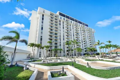 13499 Biscayne Blvd #602, North Miami: photo 1 of 14