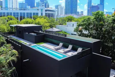 420 SW 15th Rd, Miami: photo 1 of 99