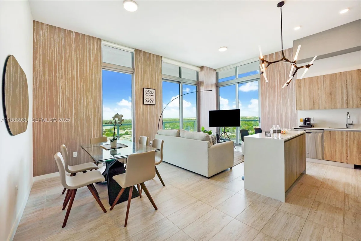 Condo in Miami: photo 1 of 13