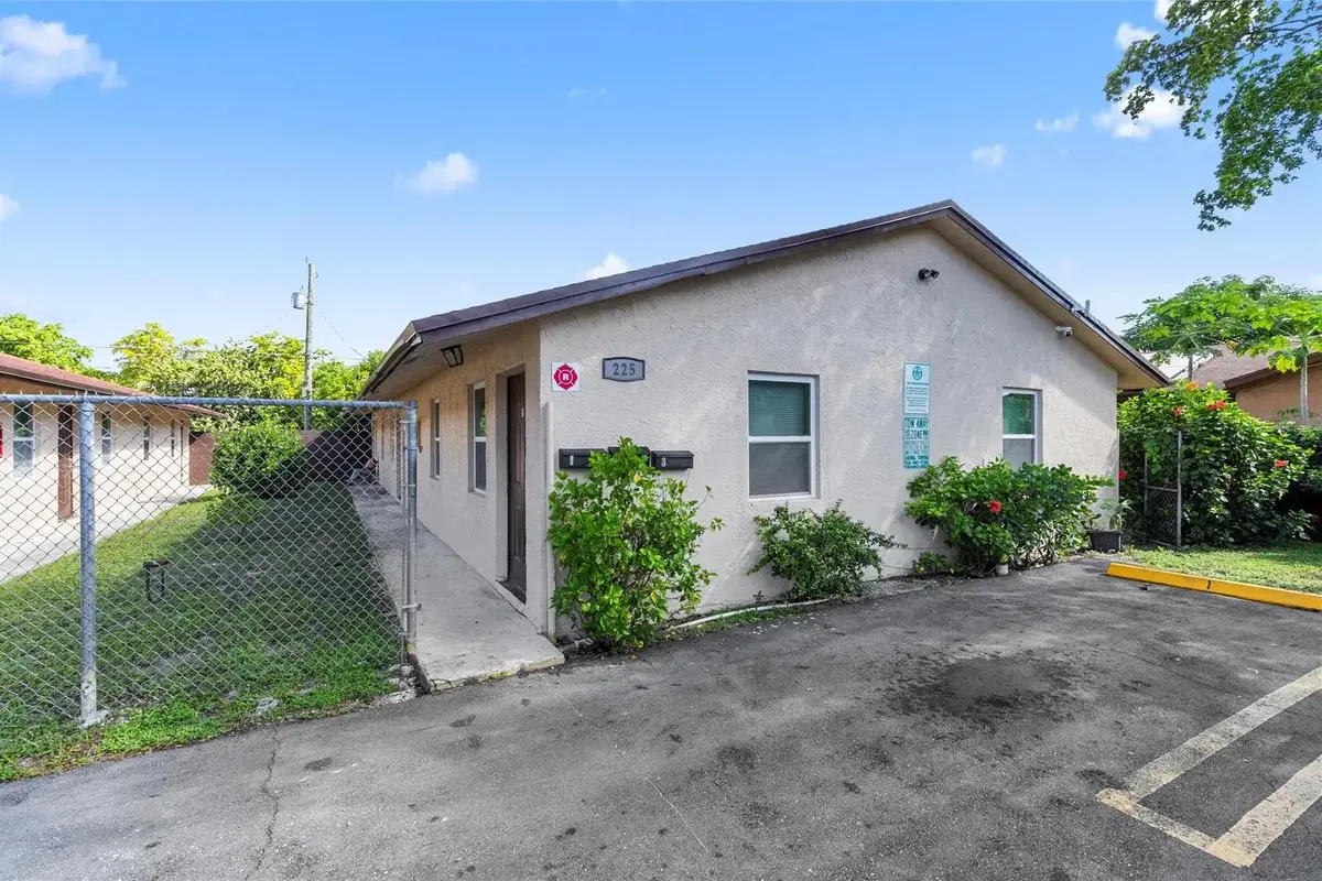 225 NW 12th Ct, Pompano Beach: photo 1 of 24