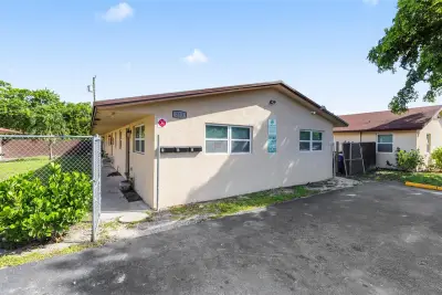 233 NW 12th Ct, Pompano Beach: photo 1 of 24