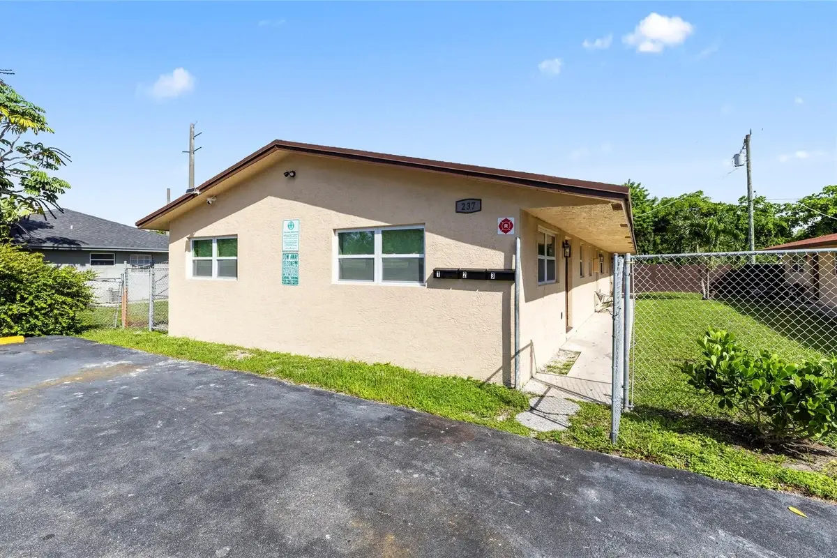 237 NW 12th Ct, Pompano Beach: photo 1 of 23