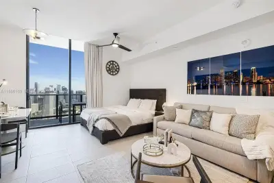159 NE 6th St #5106, Miami: photo 1 of 21