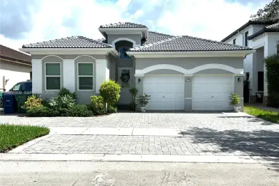 18247 NW 88th Pl, Hialeah: photo 1 of 45