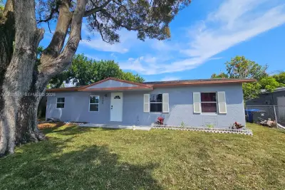 325 SW 80th Ter, North Lauderdale: photo 1 of 27