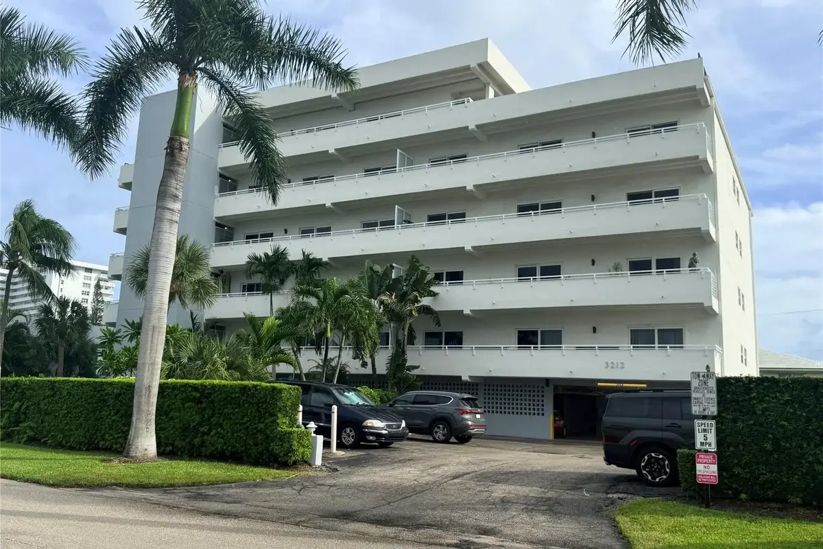 3212 NE 12th St #303, Pompano Beach: photo 1 of 19