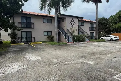 100 SE 5th Ave #1, Hallandale Beach: photo 1 of 31