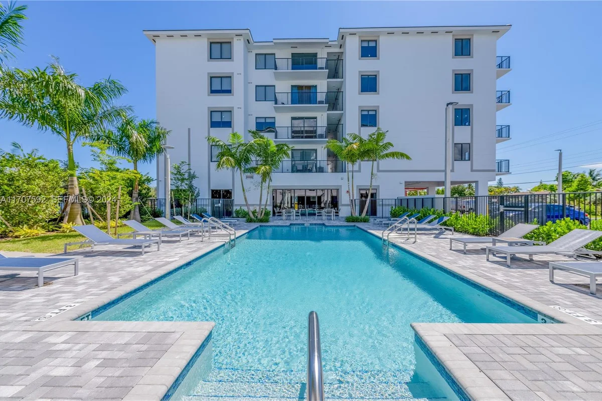 1080 NE 215th St #02-324, Miami: photo 1 of 20