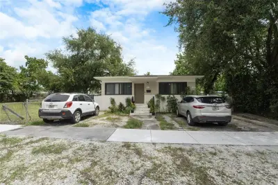 175 NW 68th St, Miami: photo 1 of 31