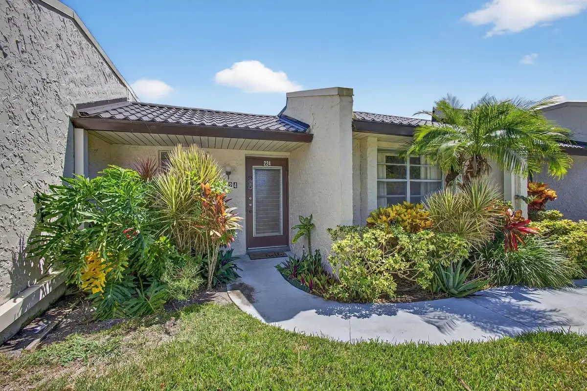 224 Lake Constance Dr, West Palm Beach: photo 1 of 30