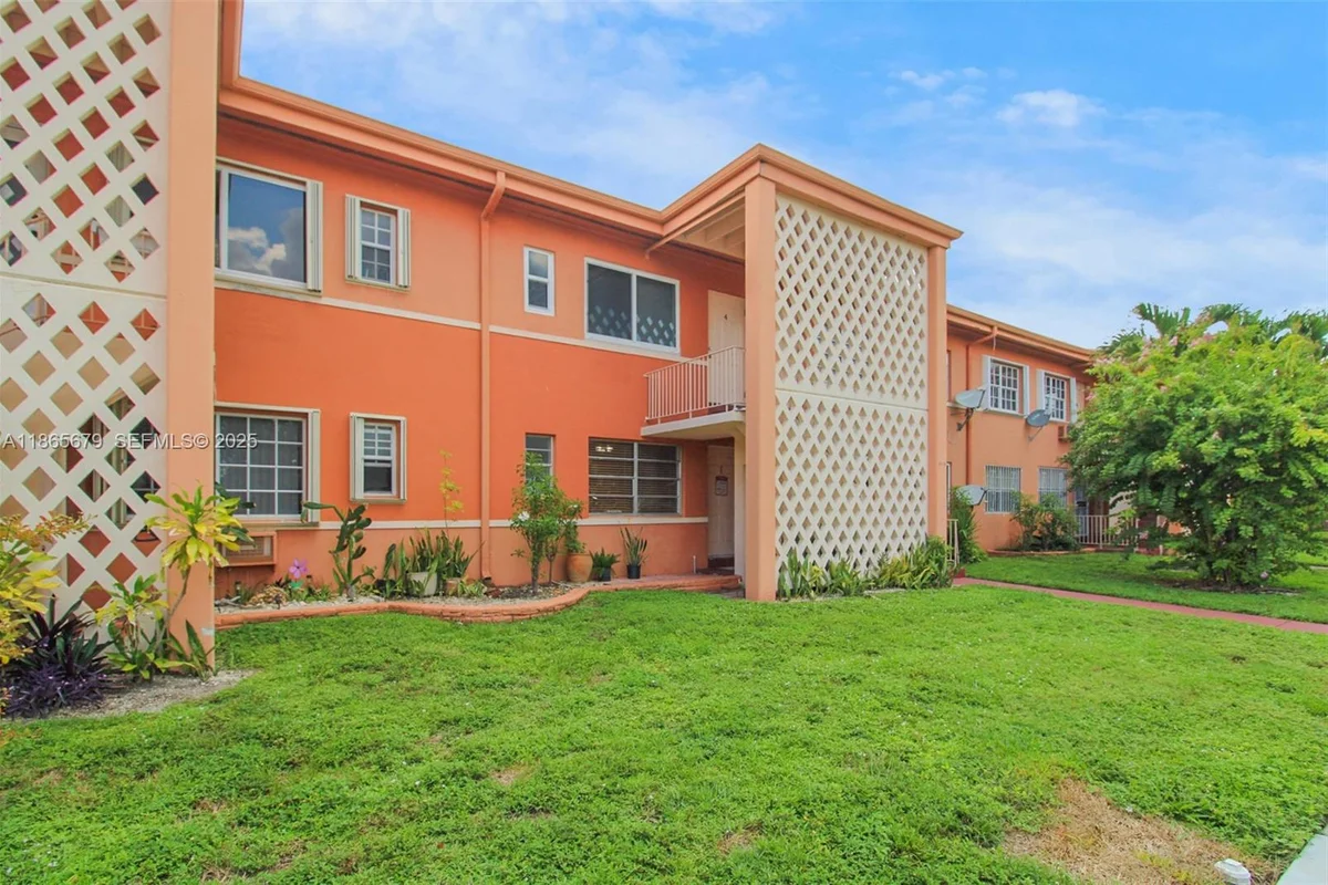 3451 SW 11th St #8A, Miami: photo 1 of 10