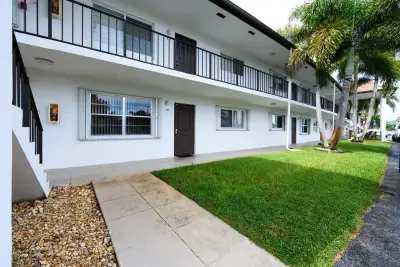 3075 Gardens East Dr #14, Palm Beach Gardens: photo 1 of 24