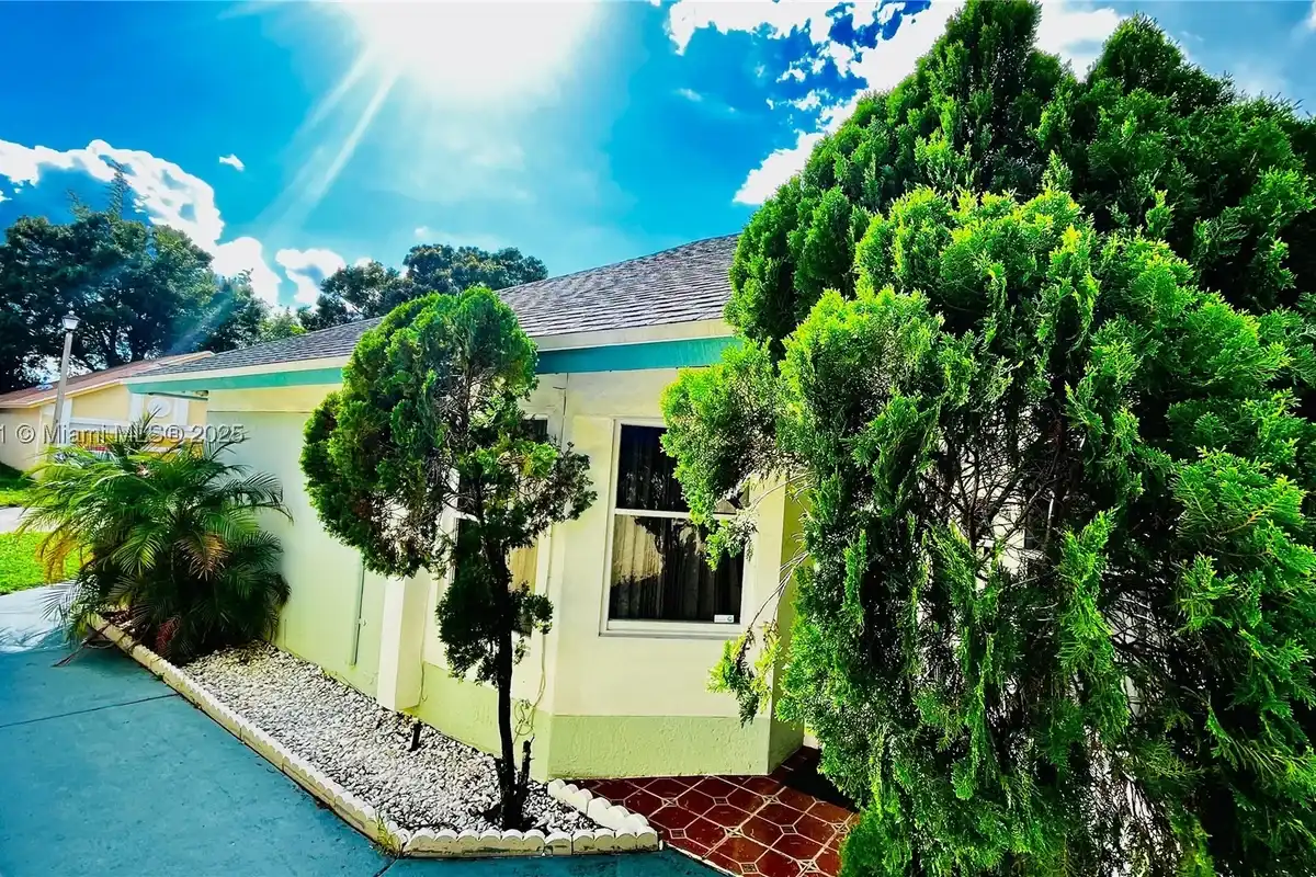 House in North Lauderdale: photo 1 of 25