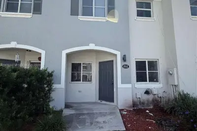 1512 SE 31st Ct, Homestead: photo 1 of 11