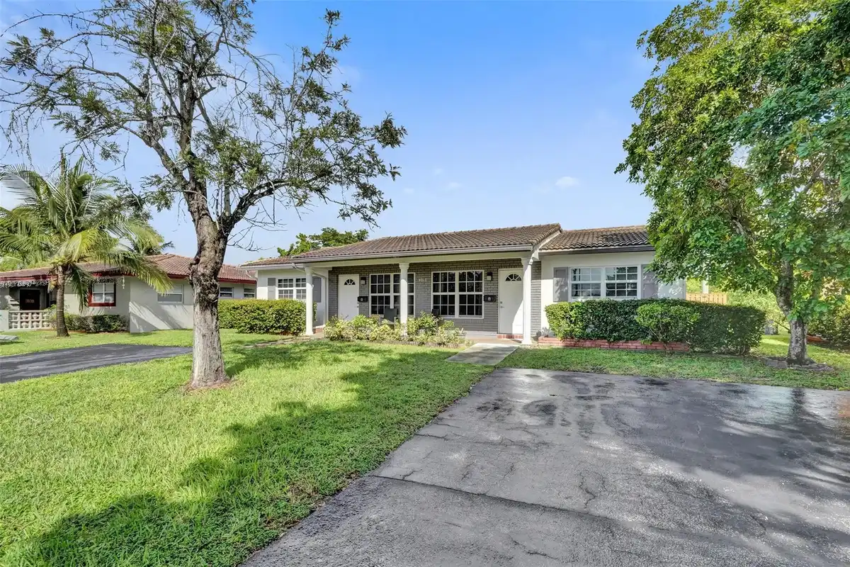 4017 Woodside Dr, Coral Springs: photo 1 of 37