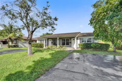 4017 Woodside Dr, Coral Springs: photo 1 of 37