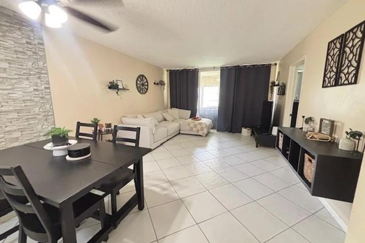 Condo in Tamarac: photo 1 of 12