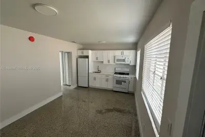211 SW 18th Ave #2, Miami: photo 1 of 14