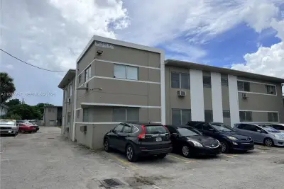 70 NW 77th St #11, Miami: photo 1 of 13