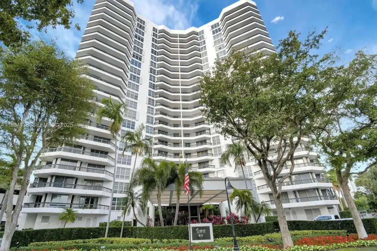 3400 NE 192nd St #802, Aventura: photo 1 of 7