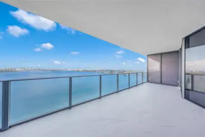 700 NE 24 St #3402, Miami: photo 1 of 19