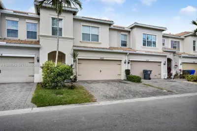 1422 Silk Oak Dr, Hollywood: photo 1 of 75