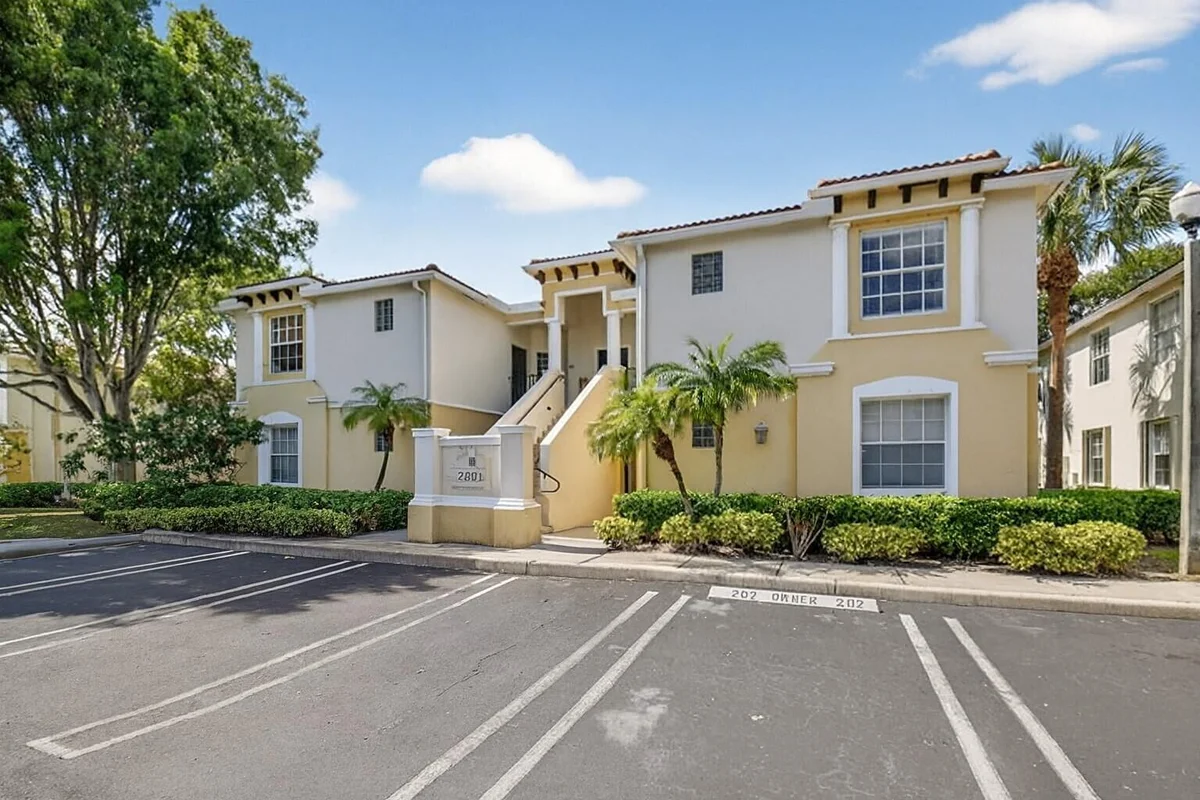 23269 Carolwood Ln #201, Boca Raton: photo 1 of 32