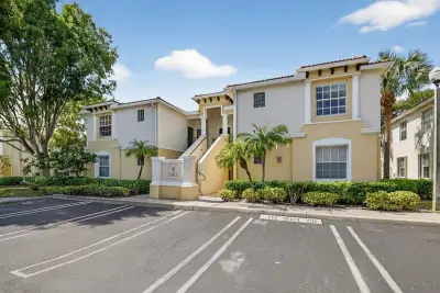 23269 Carolwood Ln #201, Boca Raton: photo 1 of 32